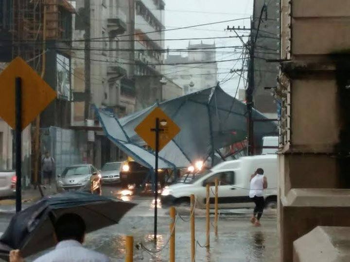 Tormenta en Santa Fe - 1ra. Junta y 9 de Julio cartel de obra sobre la calle