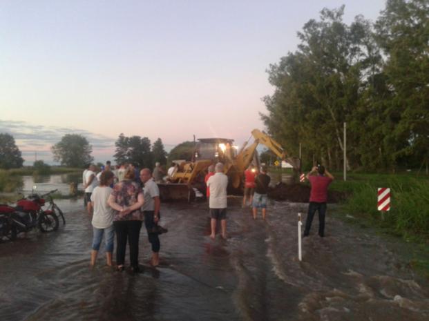 Abren un canal en la ruta provincial 13 para aliviar las aguas que anegan los campos en Sastre 