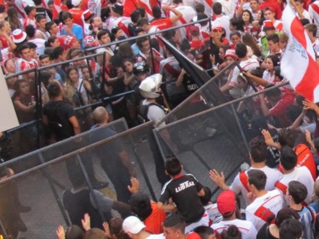 Un detenido y dos policías heridos tras los incidentes frente al hotel donde concentra el plantel de River