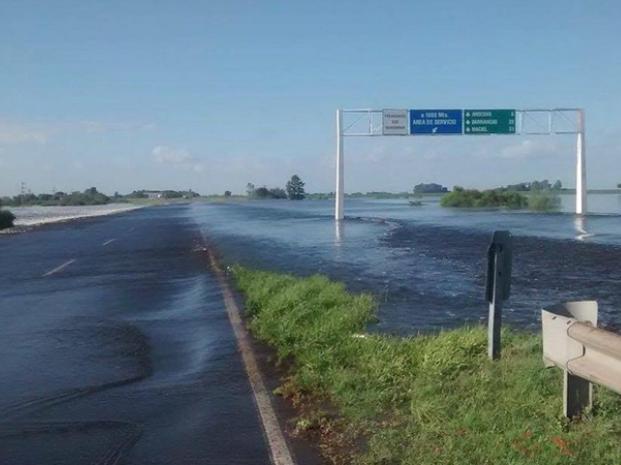 Por el intenso temporal está cortada la autopista a la altura del arroyo Colastiné 