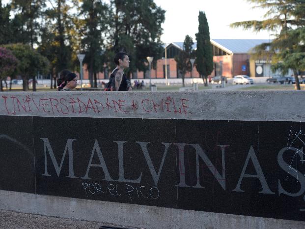 Tras 20 días, liberaron a los dos chilenos que dañaron el Memorial 