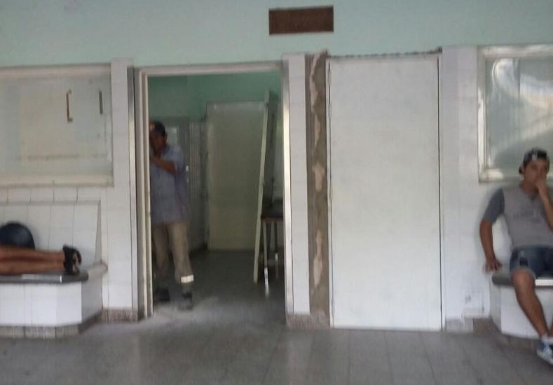 Colocaron puertas antitumultos en el Hospital José María Cullen