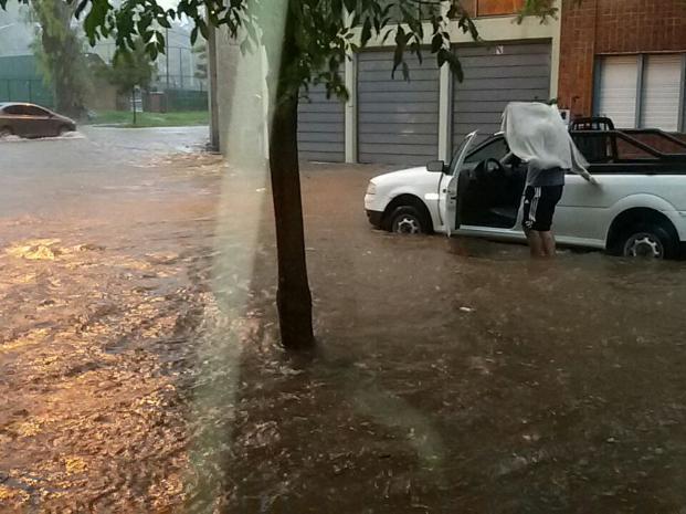 La fuerte tormenta ya causa serios inconvenientes en muchas calles de Rosario 