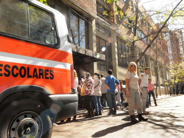 Con la vuelta a clases comienza a regir la prohibición de estacionar frente a diecisiete escuelas 