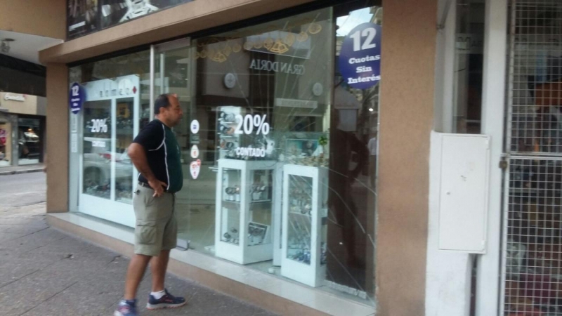 Detuvieron a un menor tras robar una joyería en pleno centro