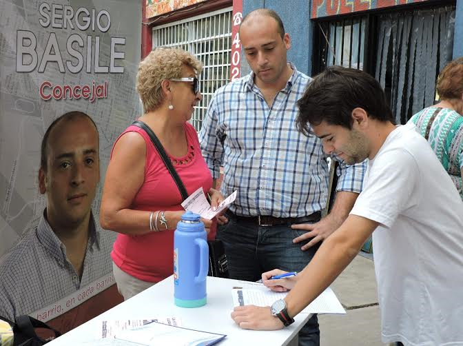 Basile con la oficina móvil en las Flores II