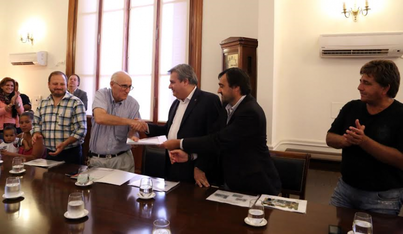 El Gobierno Provincial entregó más de 1,3 millones de pesos al Movimiento Los sin Techo 
