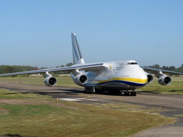 El avión gigante Antonov transformó la fisonomía del aeropuerto y toda su zona 