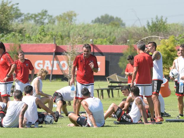 EL NEWELLS MODELO OSELLA USÓ TÁCTICAS DIFERENTES PERO LOS RESULTADOS FUERON ESQUIVOS