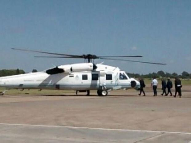 Mauricio Macri arribó al Aeropuerto de Fisherton y se dirige hacia la Facultad de Derecho 