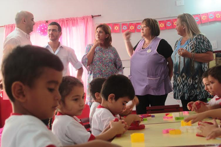 Qüesta y Palo Oliver visitaron la nueva sala para niños de 3 años del Jardín Municipal