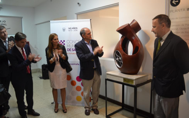 El artista santafesino Alejandro Contini donó una escultura conmemorativa del 24 de marzo al Concejo Municipal