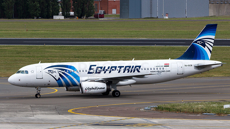 Avión de EgyptAir secuestrado con 81 personas a bordo aterriza en aeropuerto chipriota de Lárnaca 