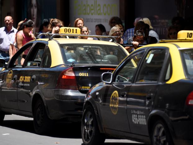 En medio de la polémica por Uber, el municipio defiende el sistema de taxis 