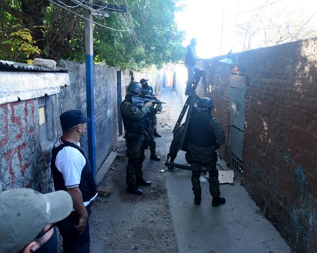 Tres detenidos en un allanamiento de drogas en el Barrio La Tablada