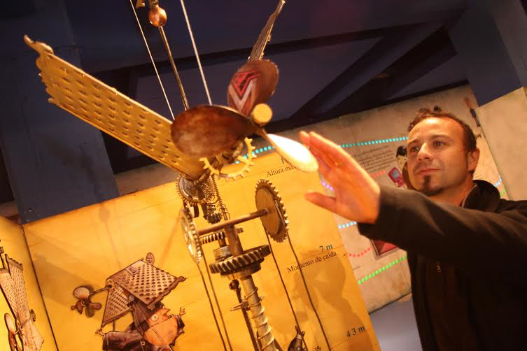 José Corral y Leonardo Simoniello recorren la muestra “La Fábrica de Fantasías. El Universo de Pablo Bernasconi”