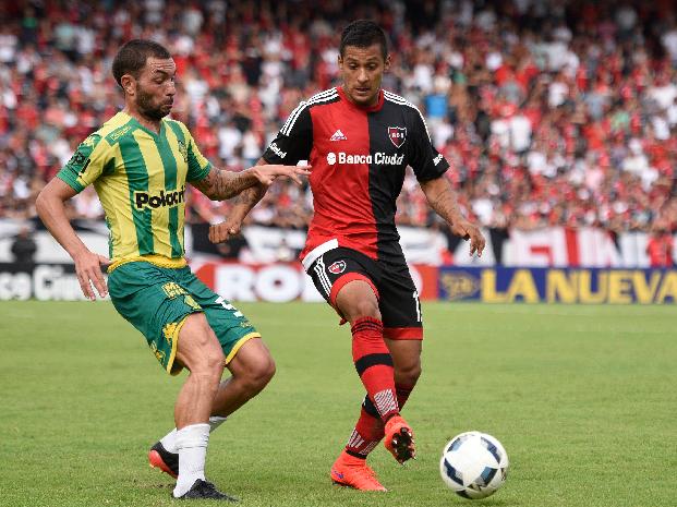 TEVEZ ASOMA PARA INGRESAR POR LUCAS BOYÉ EN EL ATAQUE DE NEWELLS