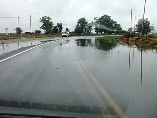 Persisten los cortes y desvíos en distintas rutas de la provincia por agua sobre la calzada 