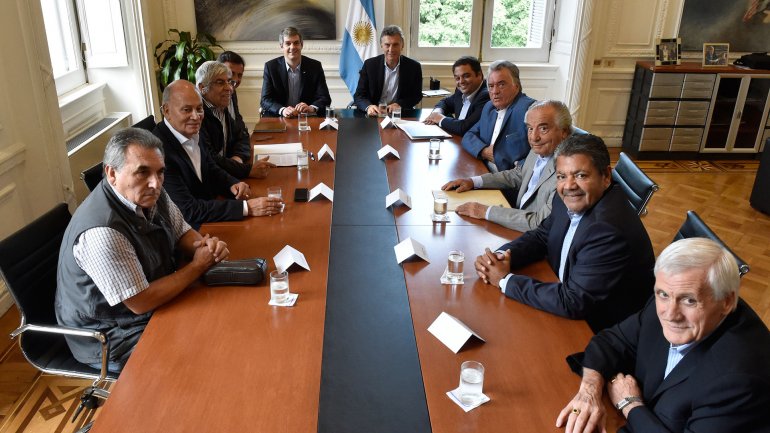 Macri recibe a las CGT en un clima de creciente tensión