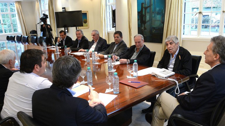 Macri recibió a los líderes de las CGT y les prometió actualizar escalas de Ganancias