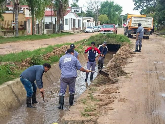 Emergencia hídrica: el Municipio intensifica los trabajos de desobstrucción y bombeo en Colastiné Norte 