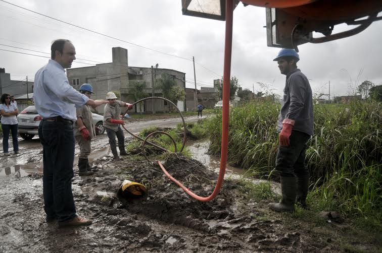 Emergencia hídrica: más de 30 cuadrillas municipales realizan trabajos de zanjeo y desobstrucción