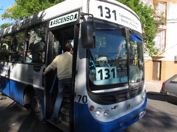 Un delincuente fue detenido tras asaltar con un cuchillo a un colectivero 