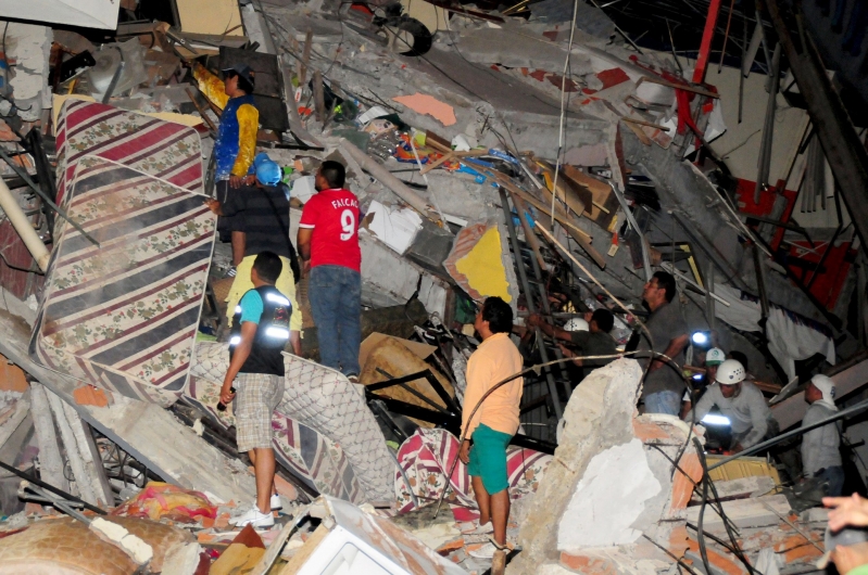 Terremoto de magnitud 7,8 causa pánico y deja al menos 77 muertos en Ecuador 