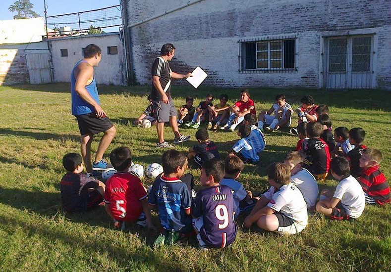 Barranquitas mejora su canchita para integrar a los niños del barrio