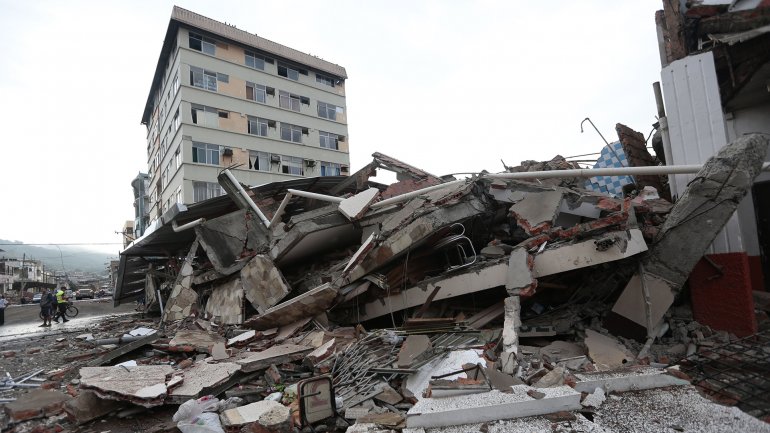 Asciende a 272 el número de muertos por el terremoto en Ecuador