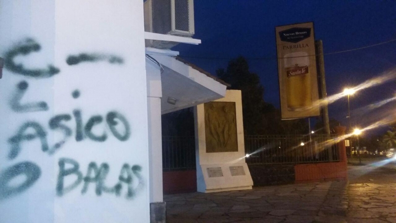 Aparecieron pintadas intimidatorias frente al club Colón