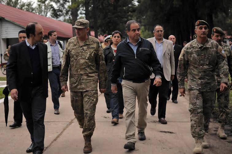 Emergencia hídrica: El ministro de Defensa recorrió la zona afectada