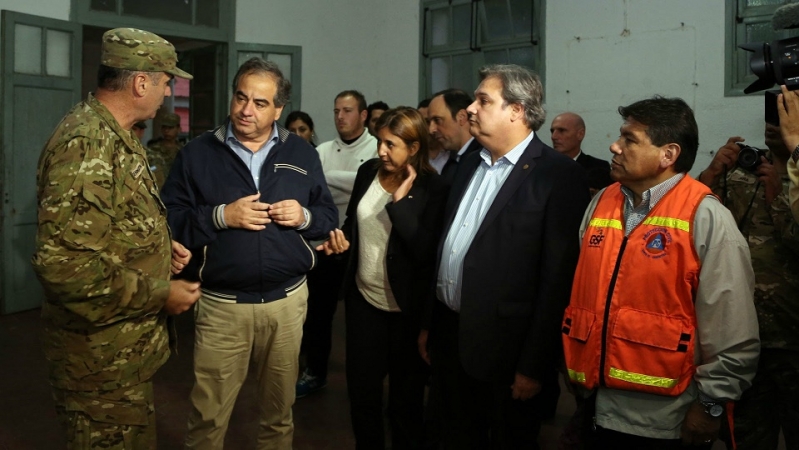 Los ministros de Gobierno de Santa Fe y de Defensa de la Nación visitaron evacuados en Santo Tomé 