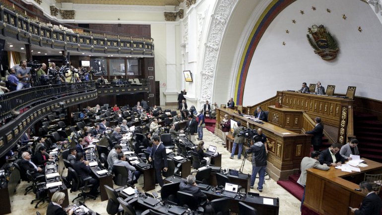 Venezuela: el Parlamento aprobó el marco legal para desplazar a Nicolás Maduro