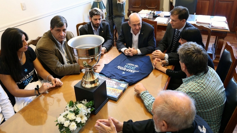 El Gobierno reconoció a las campeonas de voleibol del club Villa Dora 
