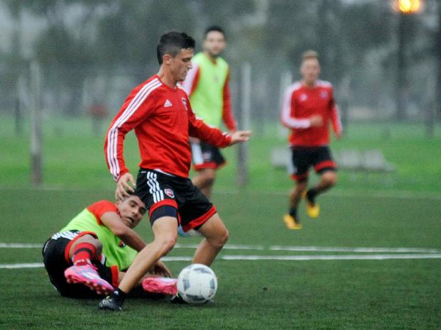 DIEGO OSELLA PROBÓ UN CAMBIO PARA REFORZAR EL ATAQUE ROJINEGRO