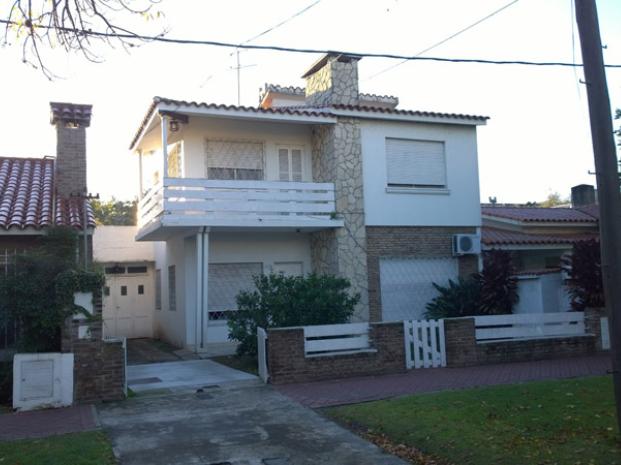Una banda de delincuentes sorprende a una familia y le roba dinero y un automóvil