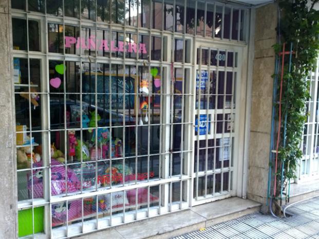 Una mujer fue detenida tras asaltar una pañalera con un arma de juguete