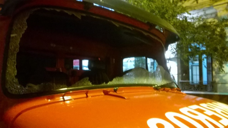 Atacaron con una baldosa una autobomba de Bomberos cuando iba a un incendio