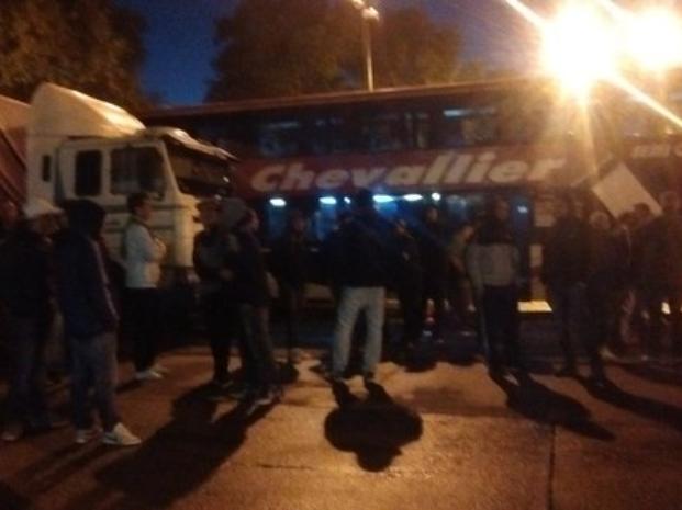 Camioneros y recolectores de residuos de Rosario se movilizan 