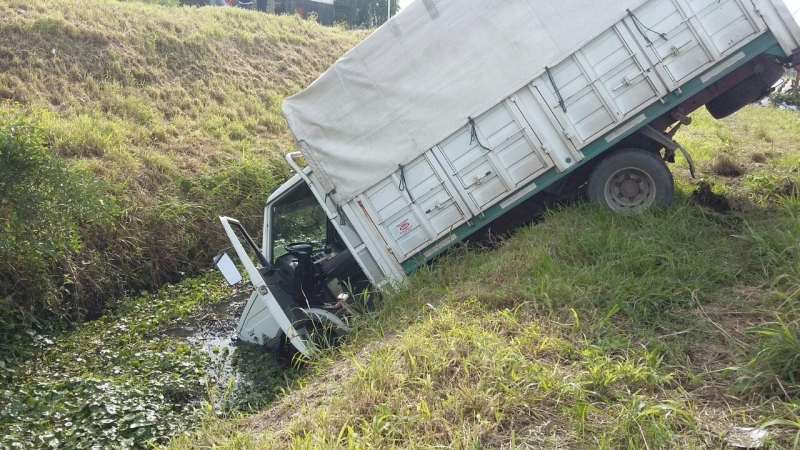 Un camión rompió la dirección y se cayó a una zanja