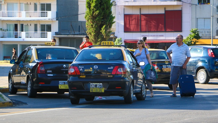Una semana marcada por paros de taxis, a la espera del aumento