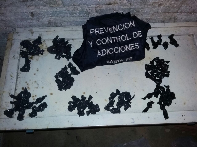 Personal antinarcóticos secuestró más de 300 envoltorios de drogas