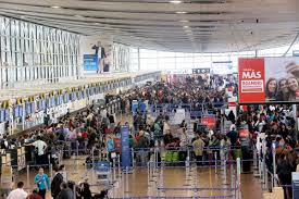 Paro de controladores paraliza los vuelos en todo el país