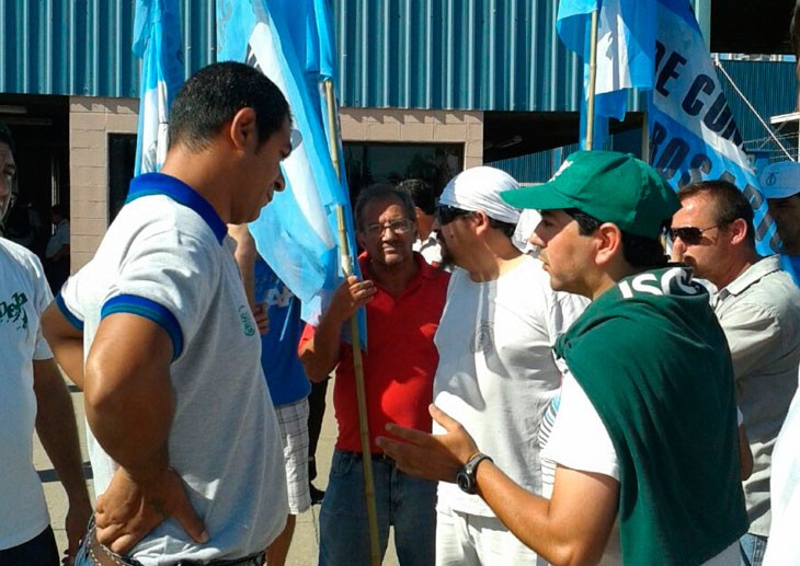 Movilización por despidos frente a la planta de General Motors