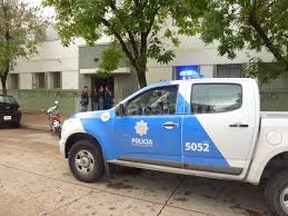Un delincuente le robó el celular a un alumno dentro de una escuela