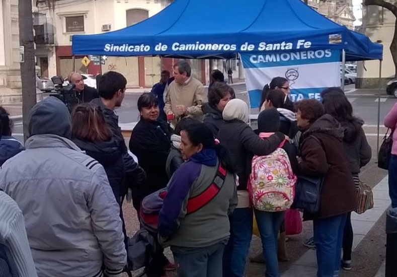 El gremio de camioneros realizó un reclamo regalando leche