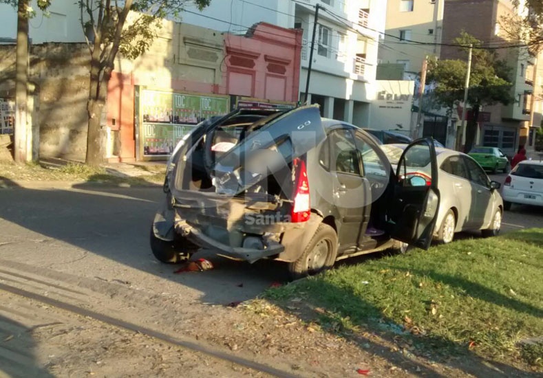 El tren destrozó un vehículo estacionado cerca de las vías
