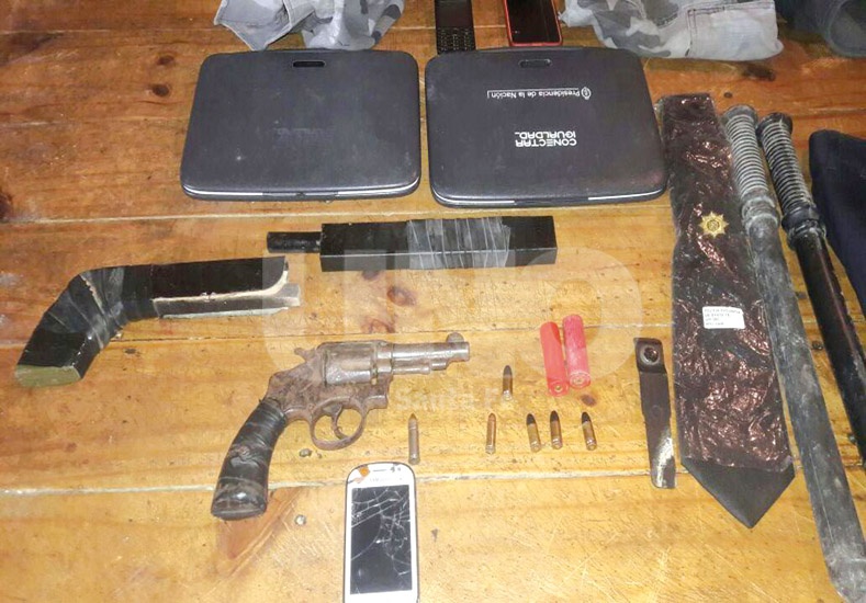 Dos hermanos fueron arrestados con armas y uniformes policiales