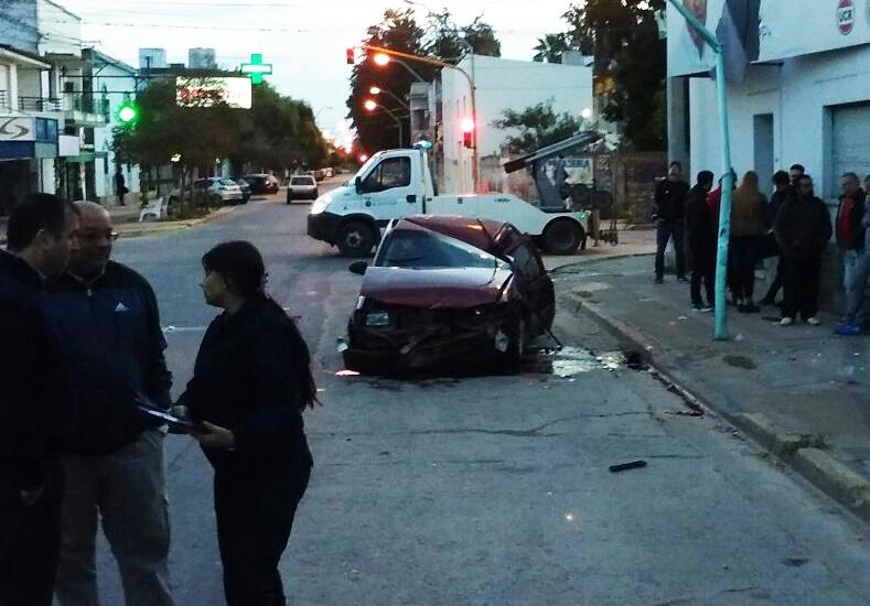 Un joven perdió la vida tras chocar contra una columna